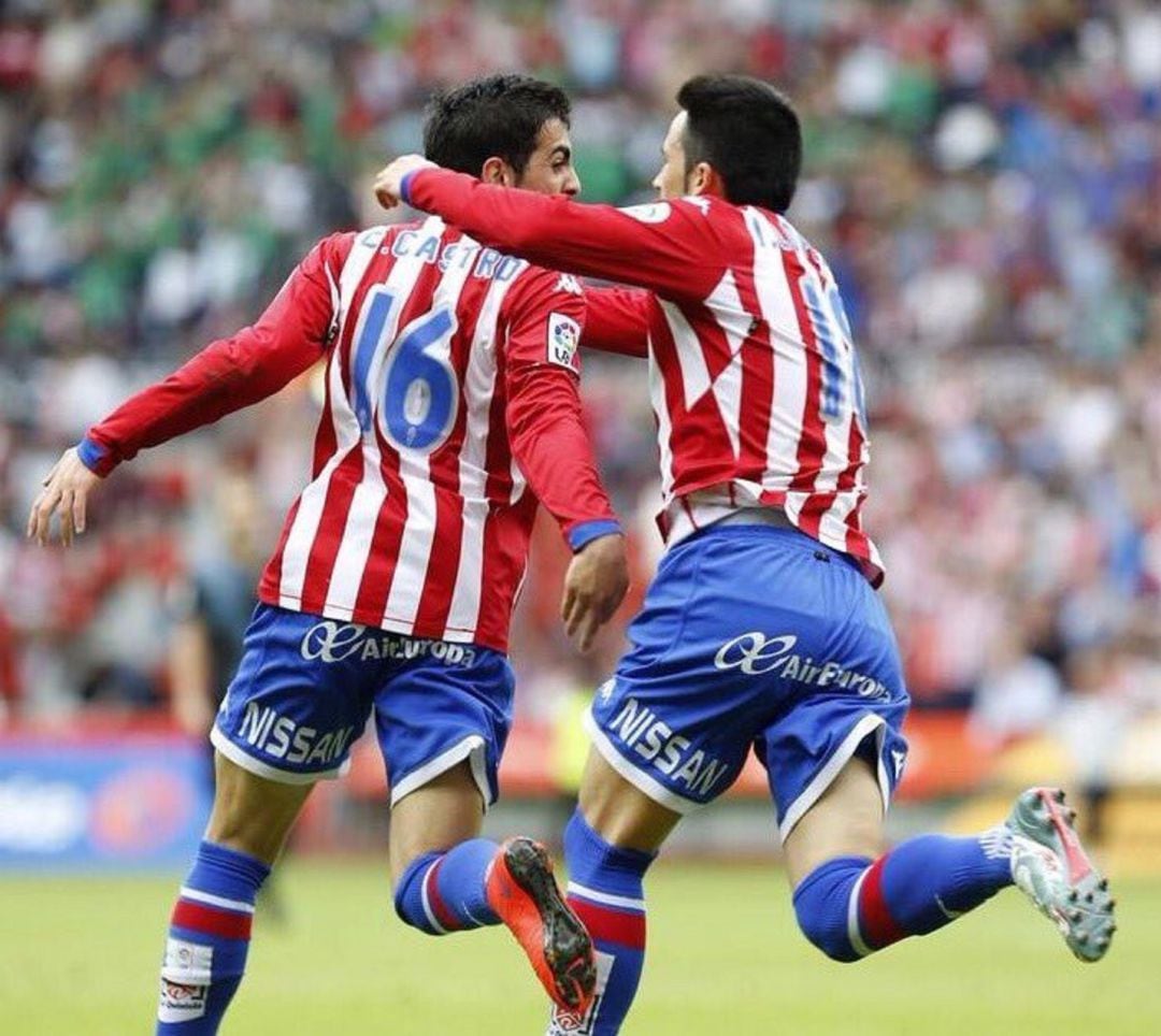 Carlos Castro e Isma López celebran un gol con el Sporting