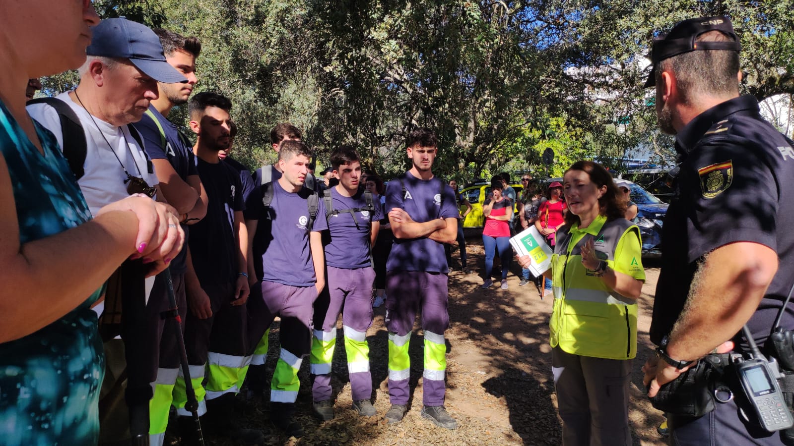 Voluntarios atienden las instrucciones del Grupo de Emergencias de Andalucía y del a Policía Nacional antes del comienzo de la  búsqueda de la joven desaparecida en Córdoba