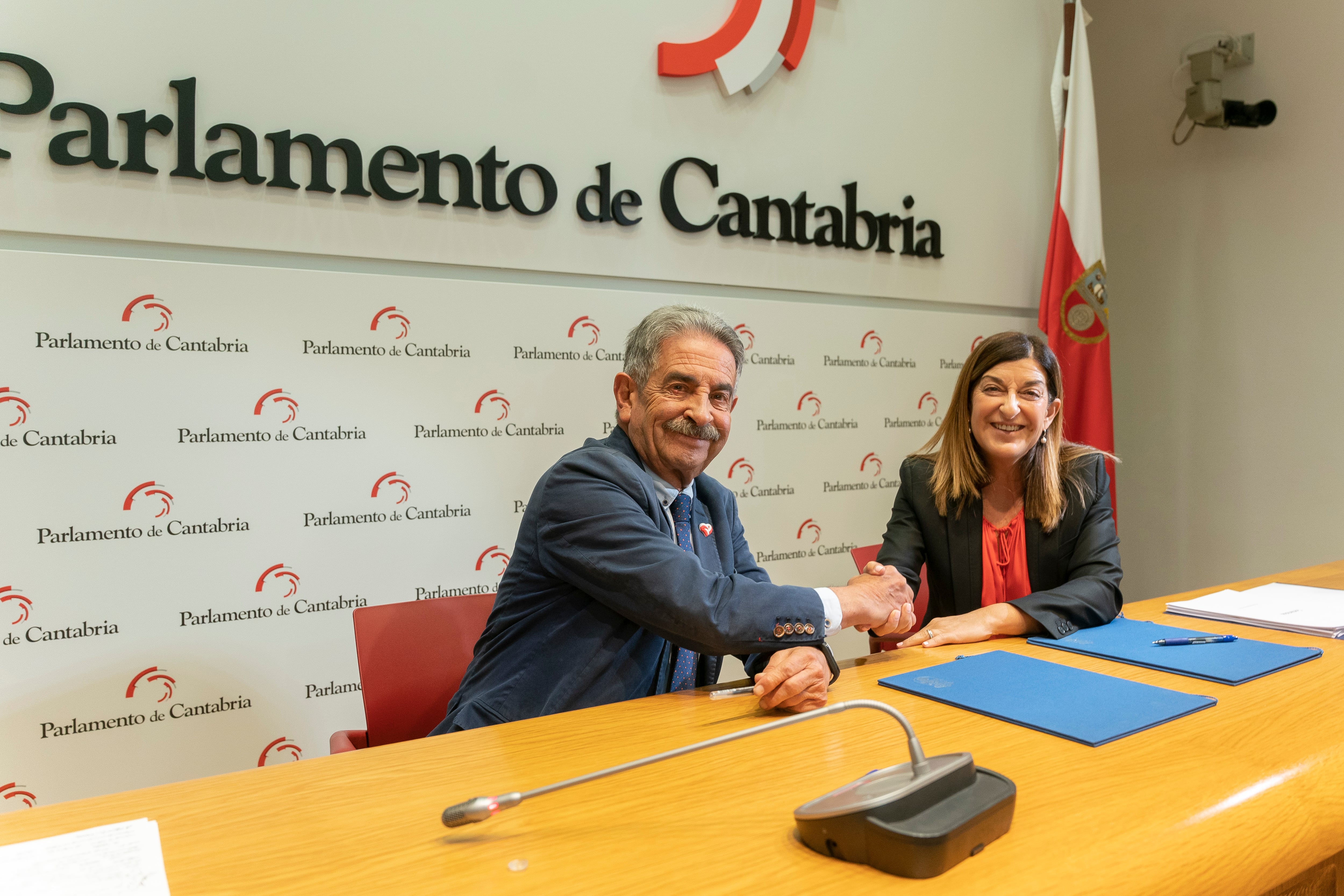 SANTANDER, 27/10/2023.- La presidenta de Cantabria, María José Sáenz de Buruaga, y el secretario general del PRC, Miguel Ángel Revilla, firman este viernes en Santander un acuerdo sobre los Presupuestos Generales de Cantabria 2024. EFE/ ROMÁN G. AGUILERA
