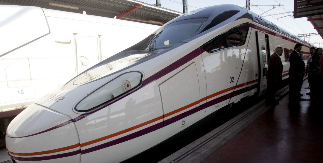 Tren AVANT que presta servicio en la línea Valladolid-Segovia-Madrid