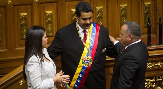 El nuevo mandatario venezolano, Nicolás Maduro, recibe la banda presidencial de manos de la hija de Chávez