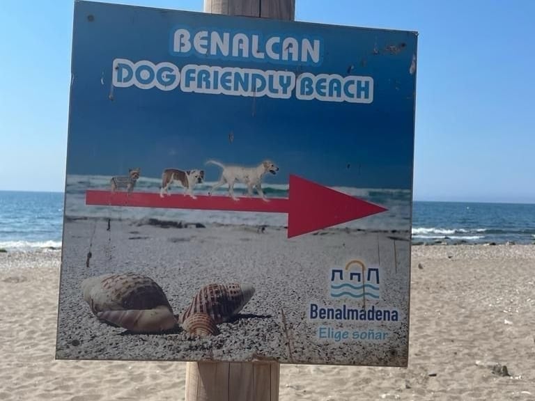 Uno de los carteles que lucen en Benalmádena