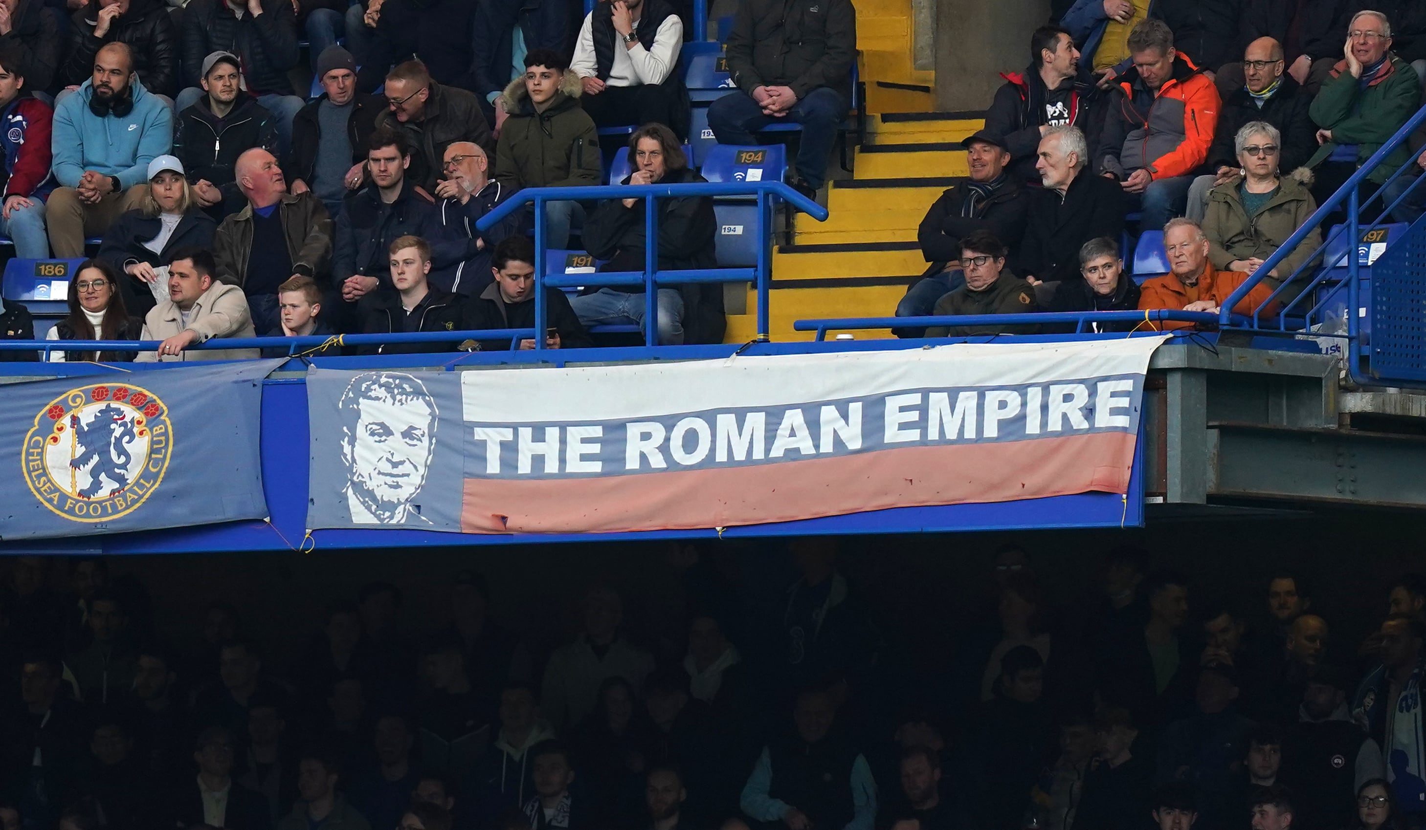 La grada de Stamford Bridge con una pancarta a favor de Abramovich