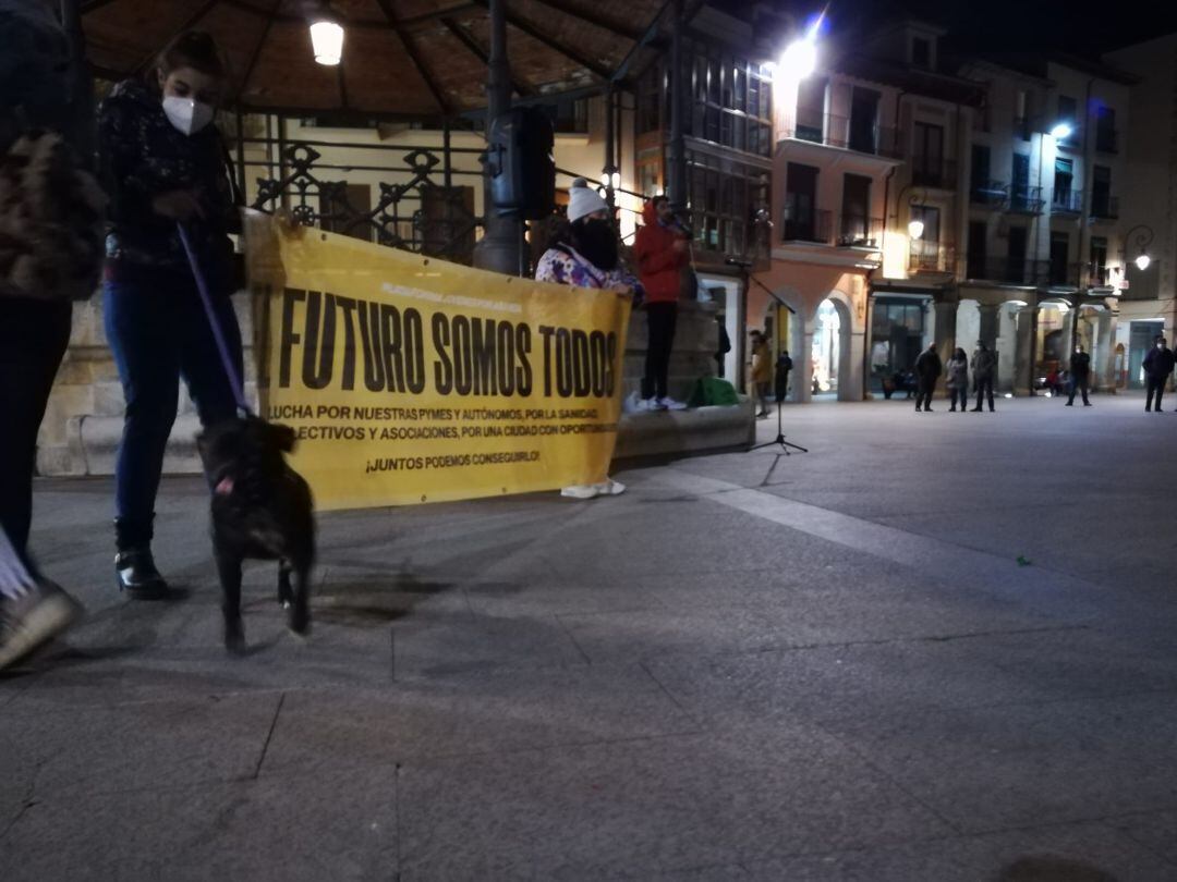 Daniel Ibáñez (de rojo) da lectura al manifiesto