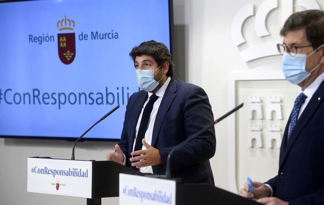 El presidente de la Región de Murcia, Fernando López Miras, junto al consejero de Salud, Manuel Villegas