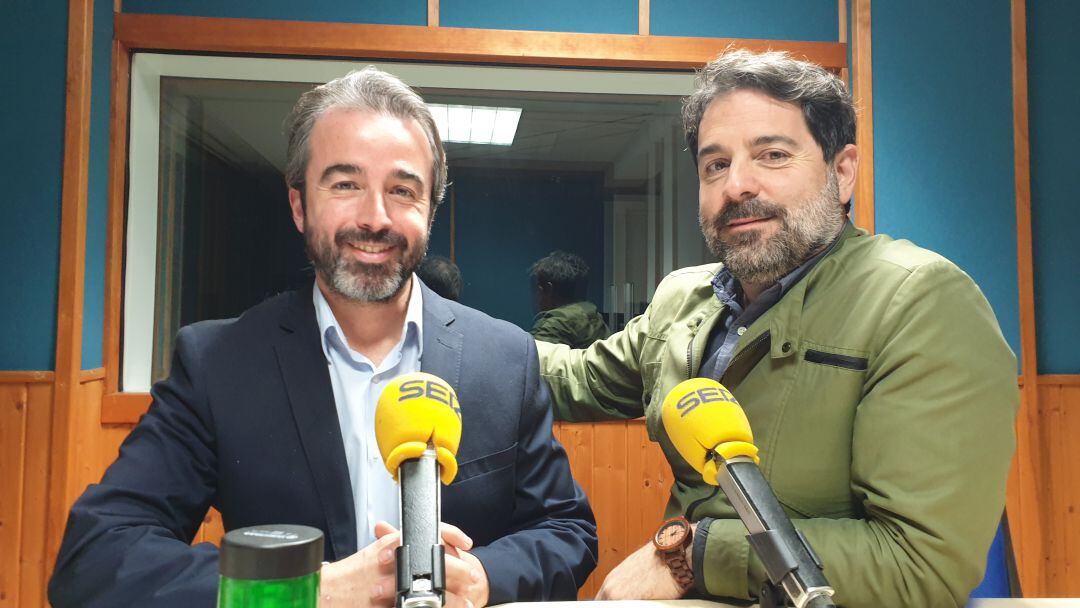 Juan Luis Vidal y román San Emeterio en un estudio de Radio Santander