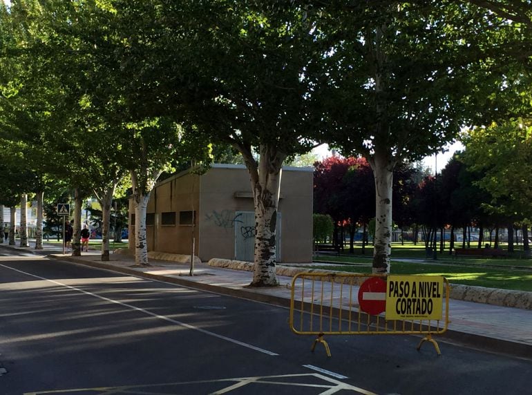 Imagen de la valla que anuncia el cierre del paso a nivel de los Tres Pasos por orden ministerial.