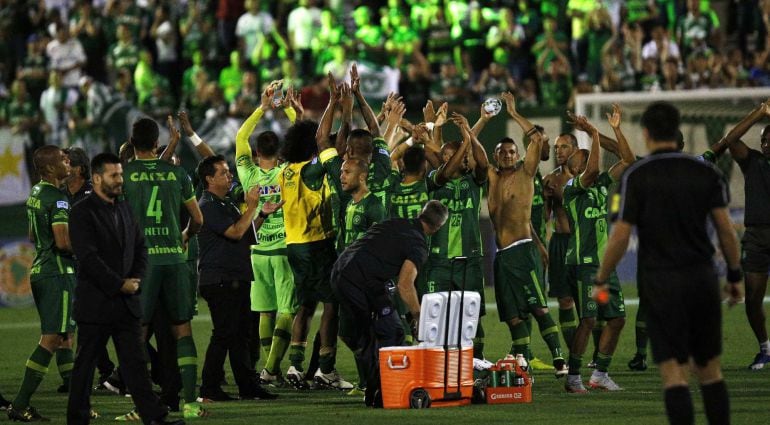 Los jugadores de Chapecoense celebran su victoria en las semifinales de la Copa Sudamericana.