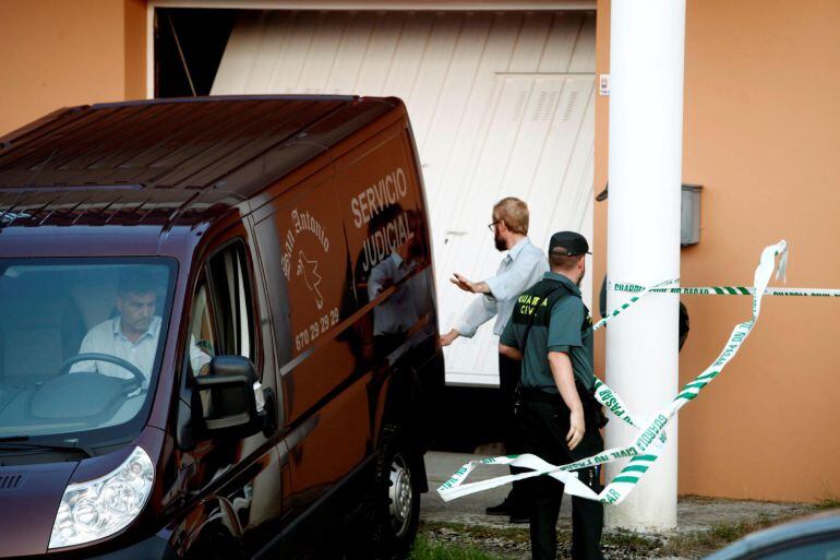 Efectivos policiales junto a la vivienda en la que un hombre, detenido posteriormente, supuestamente mató a su mujer de dos disparos, en Cabana de Bergantiños 