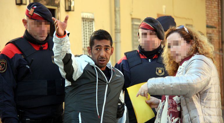 L&#039;acusat assenyala cap a on va anar, durant la reconstrucció del crim de la Mariola, a Lleida, el 22 d&#039;octubre de 2015