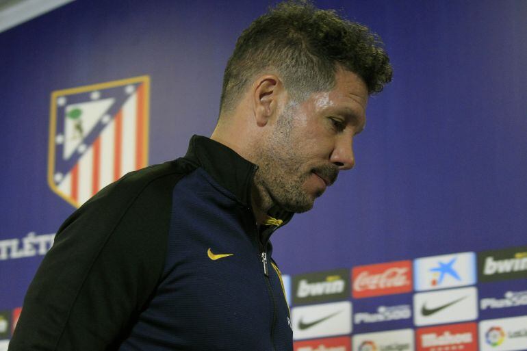 Simeone sale de la sala de prensa
