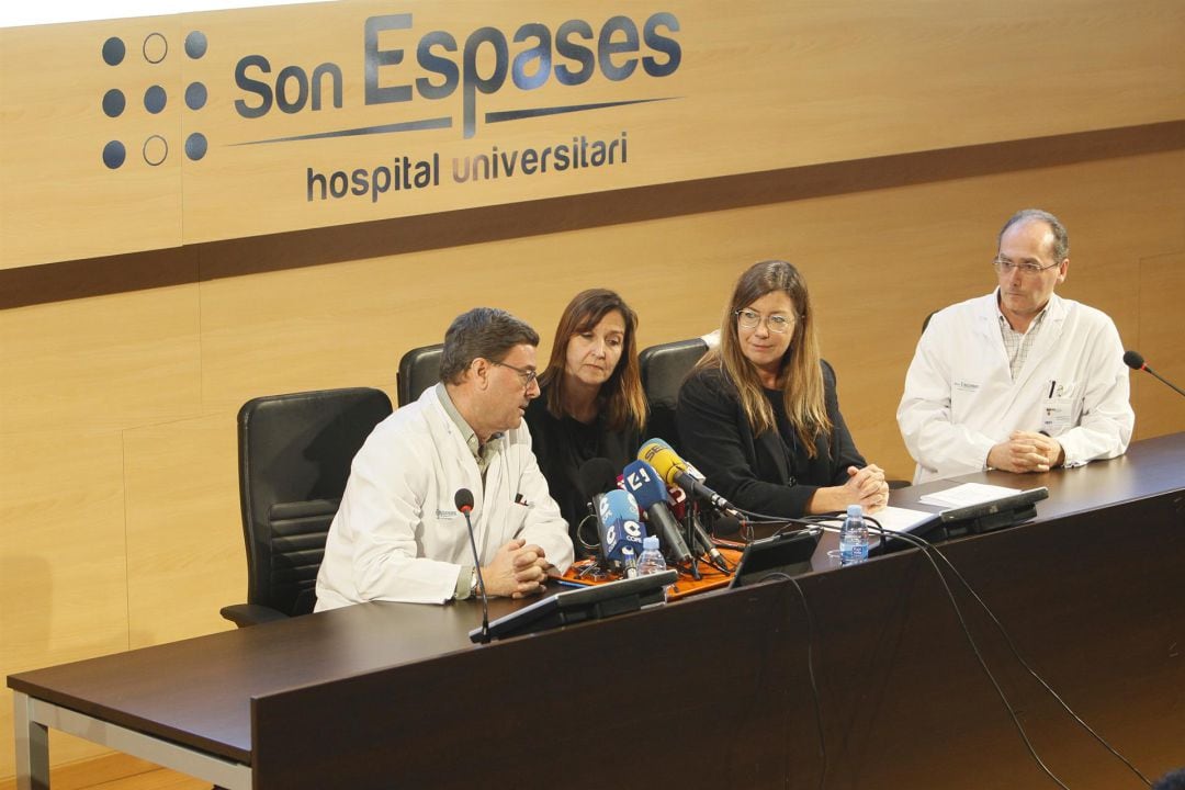 La directora general de Salud Pública, Maria Antonia Font, y la consellera de Salud, Patricia Gómez