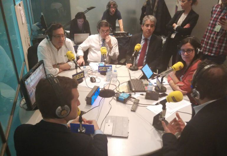 Pablo Casado, Juan Carlos Girauta y Francesc Homs, en la mesa &#039;Hora 25&#039;