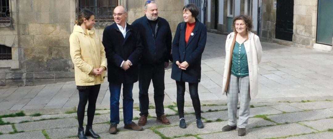 Dirigentes del BNG ante la Casa Cornide