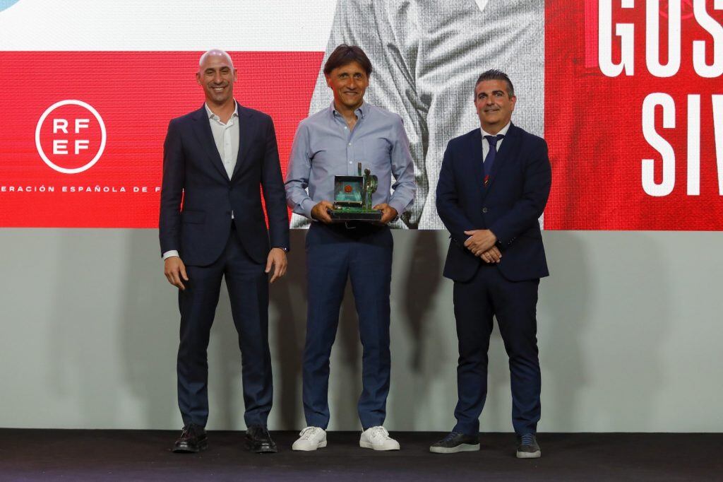 Siviero recibe el premio Ramón Cobo de la RFEF