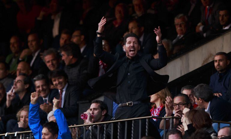 Simeone, en el palco del Calderón tras ser expulsado ante el Málaga