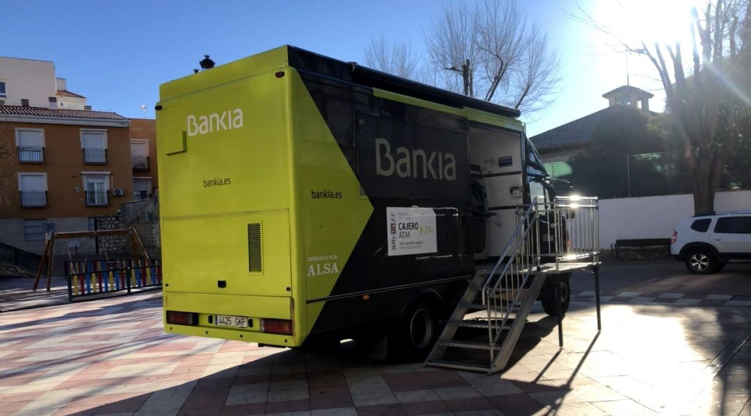 El &#039;Ofibus&#039; de Bankia, estacionado delante del Centro Cultural de Orusco de Tajuña (Madrid).