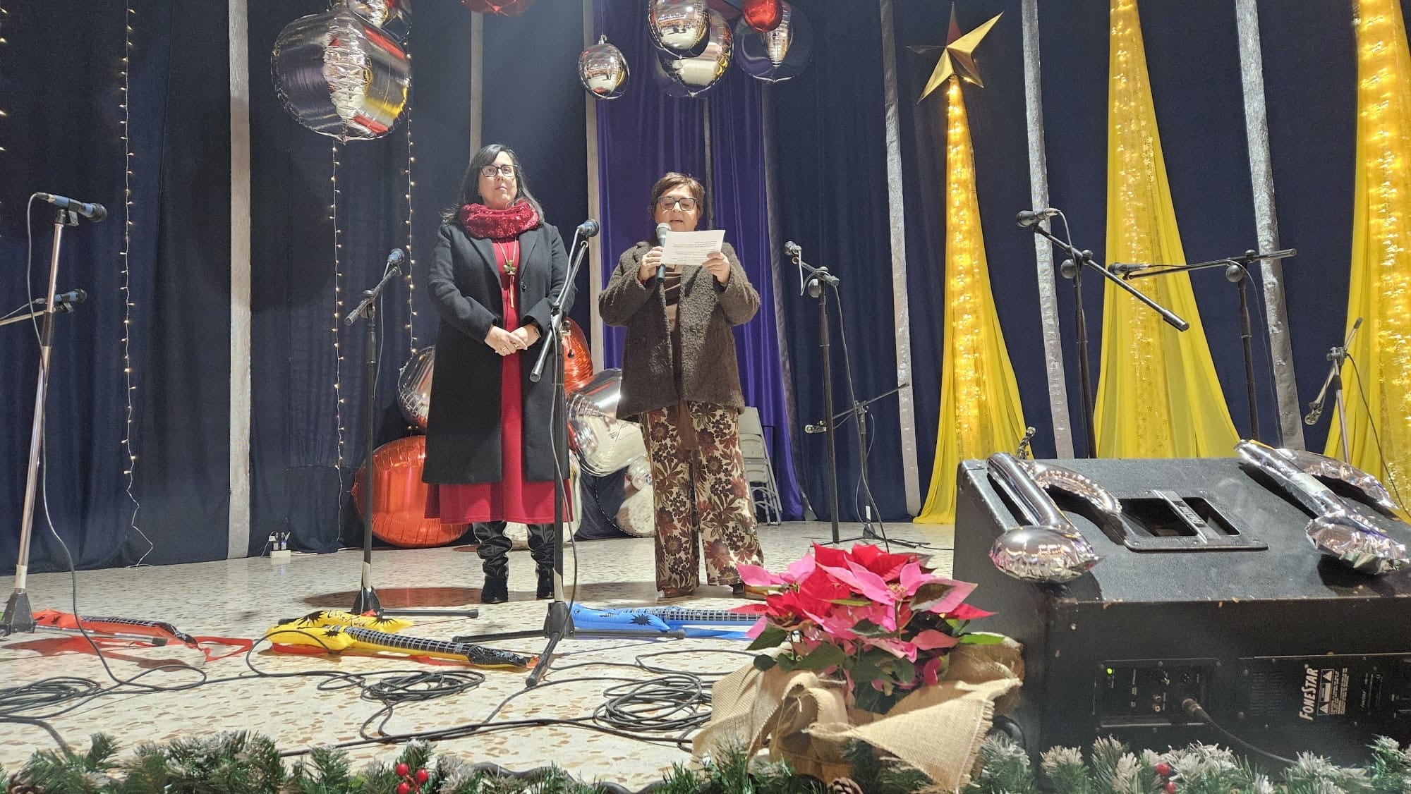 Momento de la presentación por las directoras M ª Isabel Ruiz (Virgen de Cuadros) y Paqui Montiel (San Marcos)