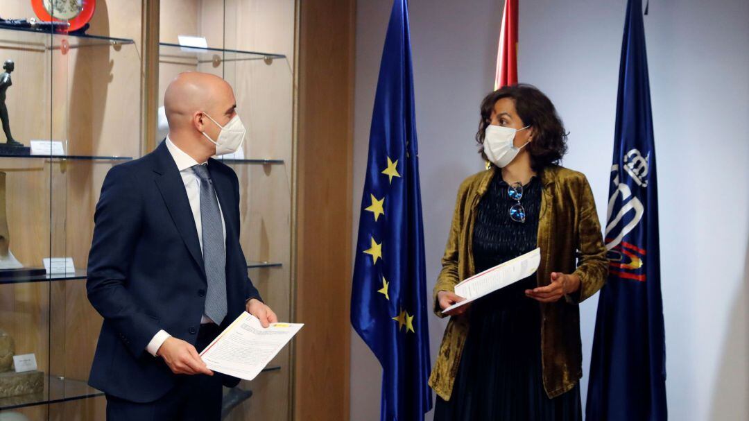 La presidenta del Consejo Superior de Deportes (AFE), Irene Lozano, y el presidente de la Federación Española de Fútbol (RFEF), Luis Rubiales (i), durante la firma de un acuerdo para crear un código de buena conducta del fútbol que ha tenido lugar este jueves en la sede del CSD. La elaboración y firma de ese código es uno de los puntos que las tres partes acordaron el pasado 18 de abril dentro de la llamados "Acuerdos de Viana", y es extensible al resto de actores de todos los deportes. Este código es aplicable a todos los directivos, gestores y agentes del fútbol y, además de servir como referencia para otros deportes profesionalizados, permitirá fortalecer un diálogo honesto y sincero y facilite las buenas relaciones entre las distintas instituciones futbolísticas.