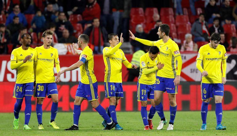 Los jugadores del Cádiz celebran el gol de Álvaro García