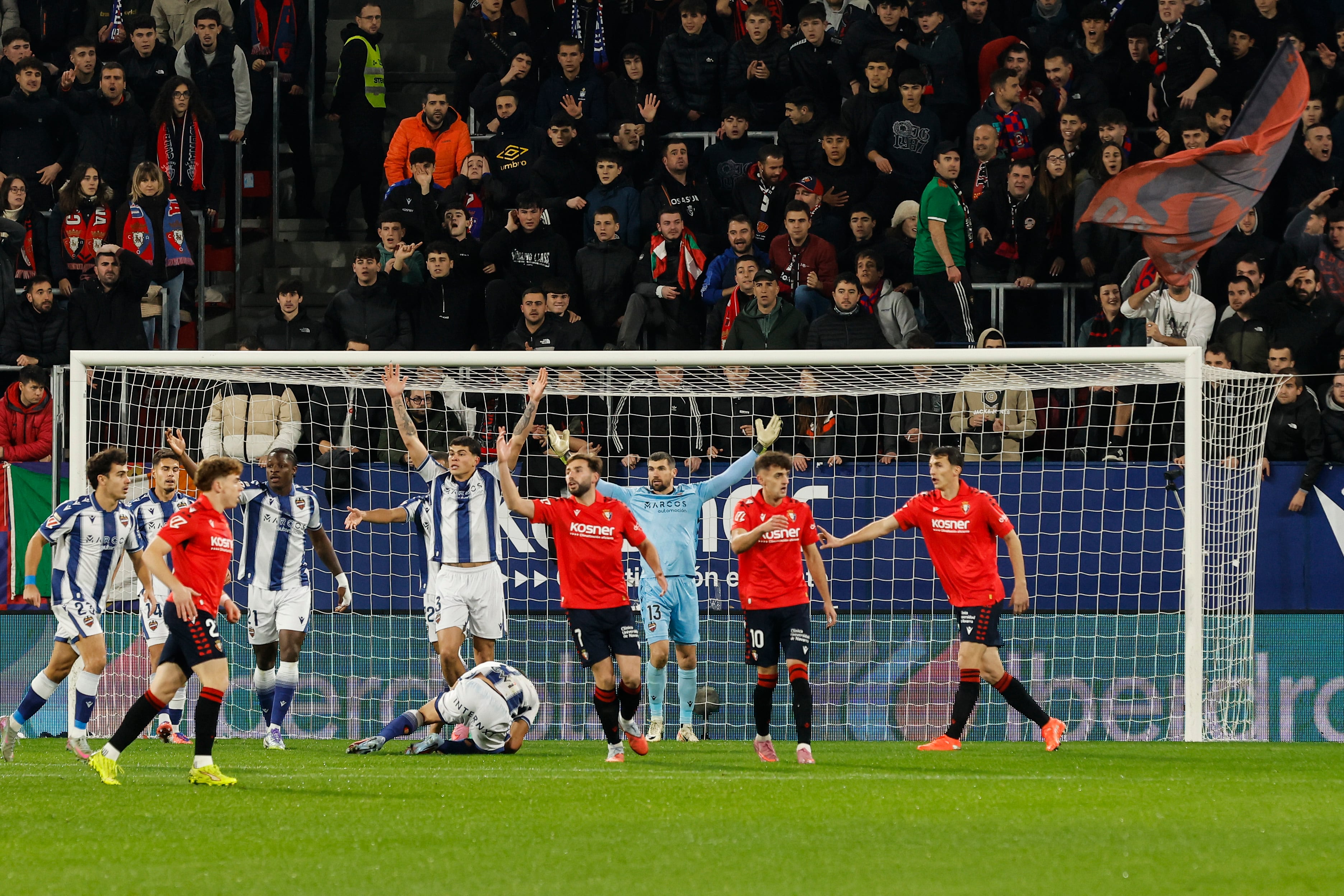 PAMPLONA, 08/12/2025.- Los jugadores del Levante protestan una acción durante el partido de LaLiga entre el Osasuna y el Levante, este lunes en el estadio del Sadar.EFE/ Villar López