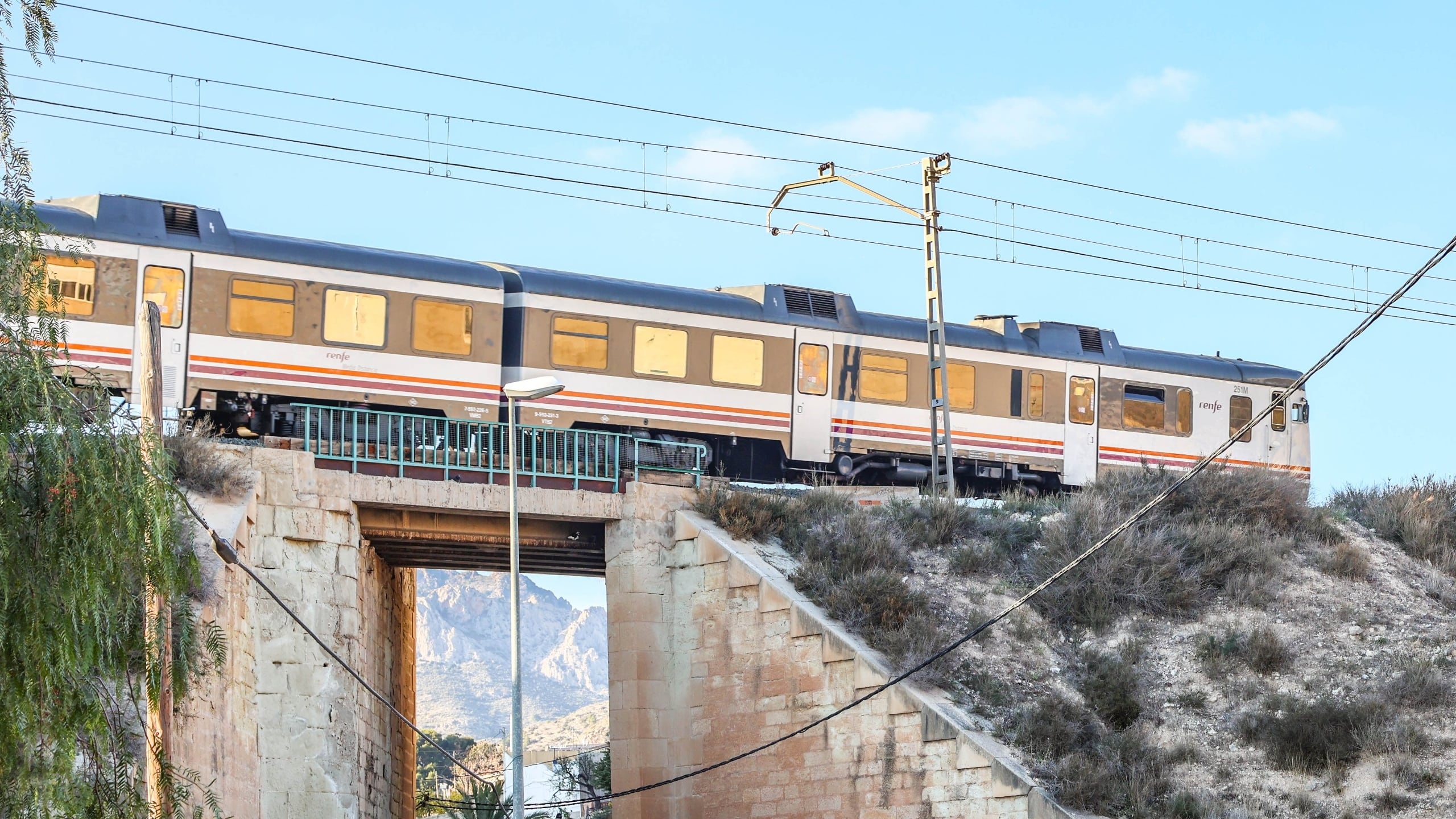 Tren a la altura de Elda en el Corredor Mediterráneo