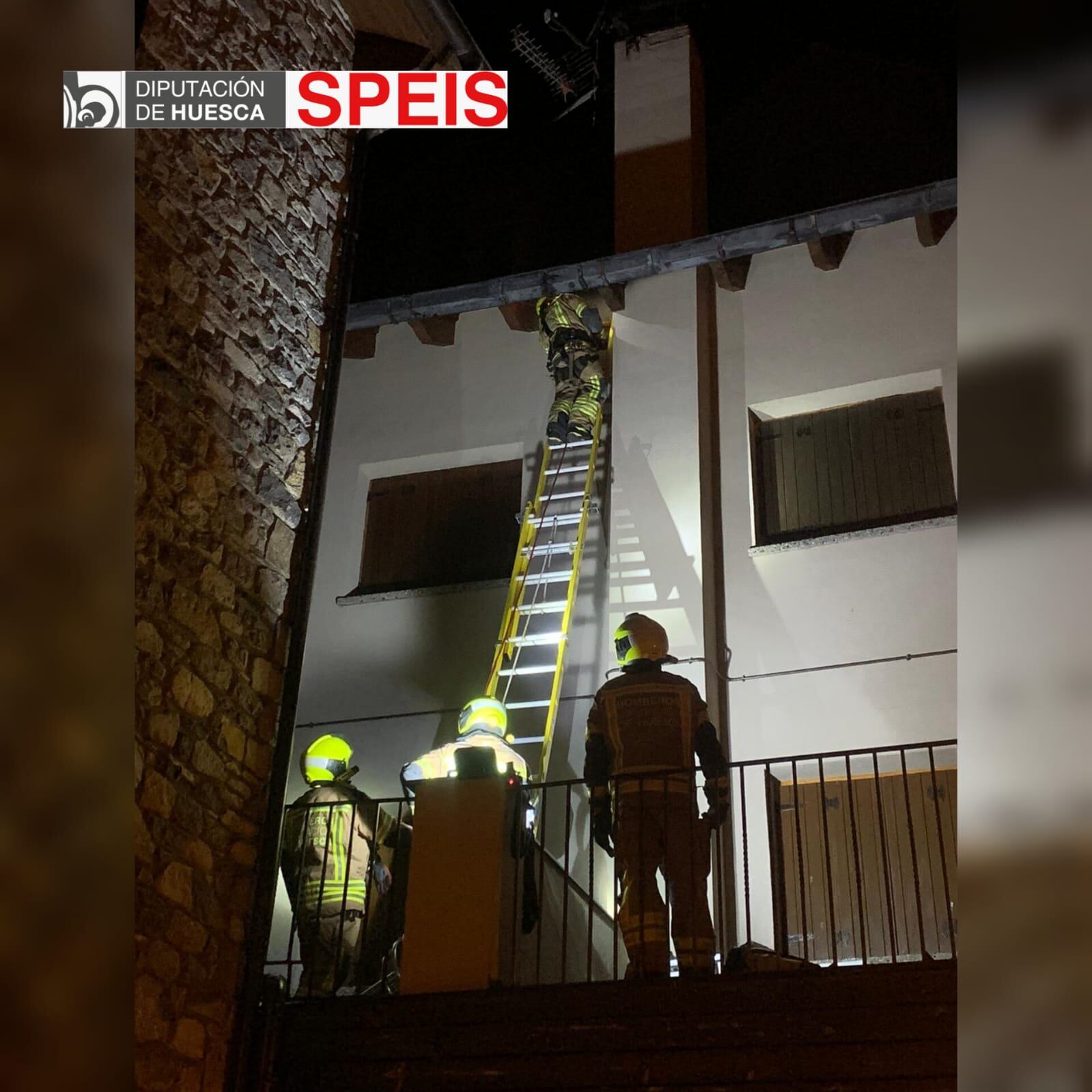 Los bomberos trabajando en la cubierta del edificio donde se encuentra el bar incendiado