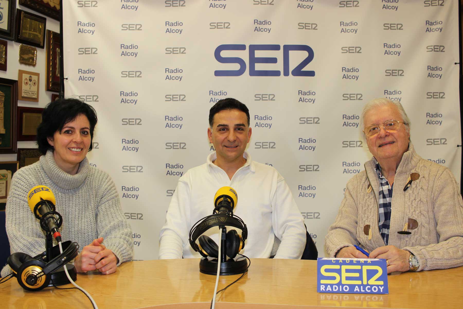 Bruno Balaguer, junto a su esposa Salud Bravo y Paco Aznar, en el estudio central de Radio Alcoy