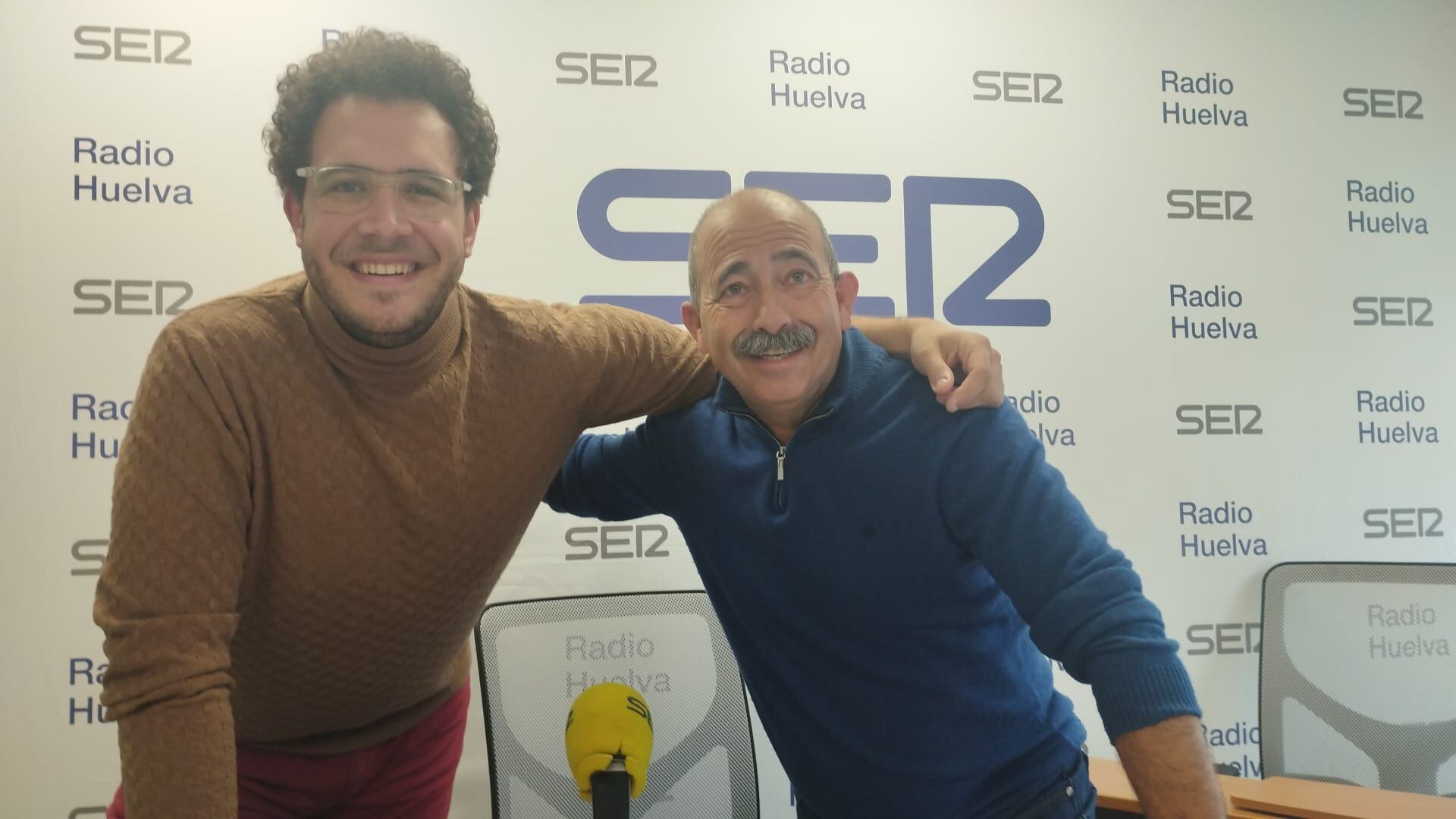 Jesús Ricca junto a Antonio García, ex director de la Escuela de Arte León Ortega de Huelva