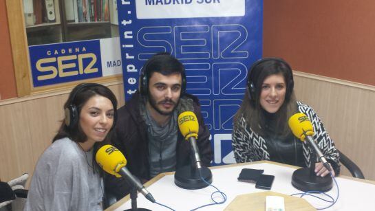 Ana (i), Jonathan y Cristina, en los estudios de Cadena SER Madrid Sur