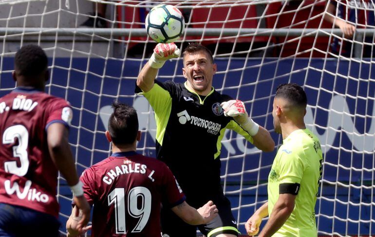 Guaita despeja un balón que intentaban rematar Diop y Charles
