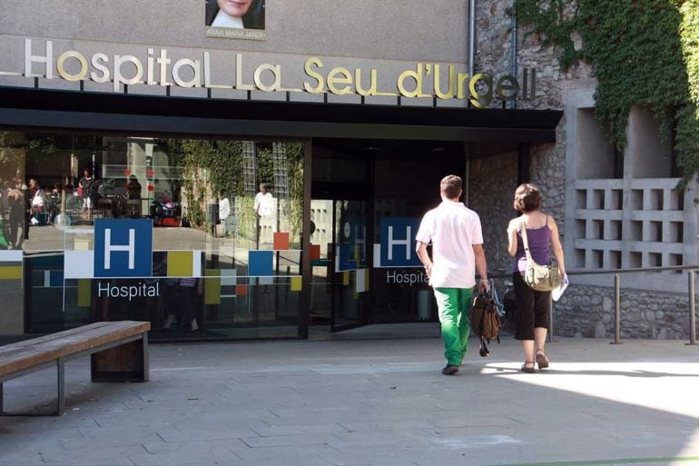 Dos personas acuden a una consulta médica en un hospital español