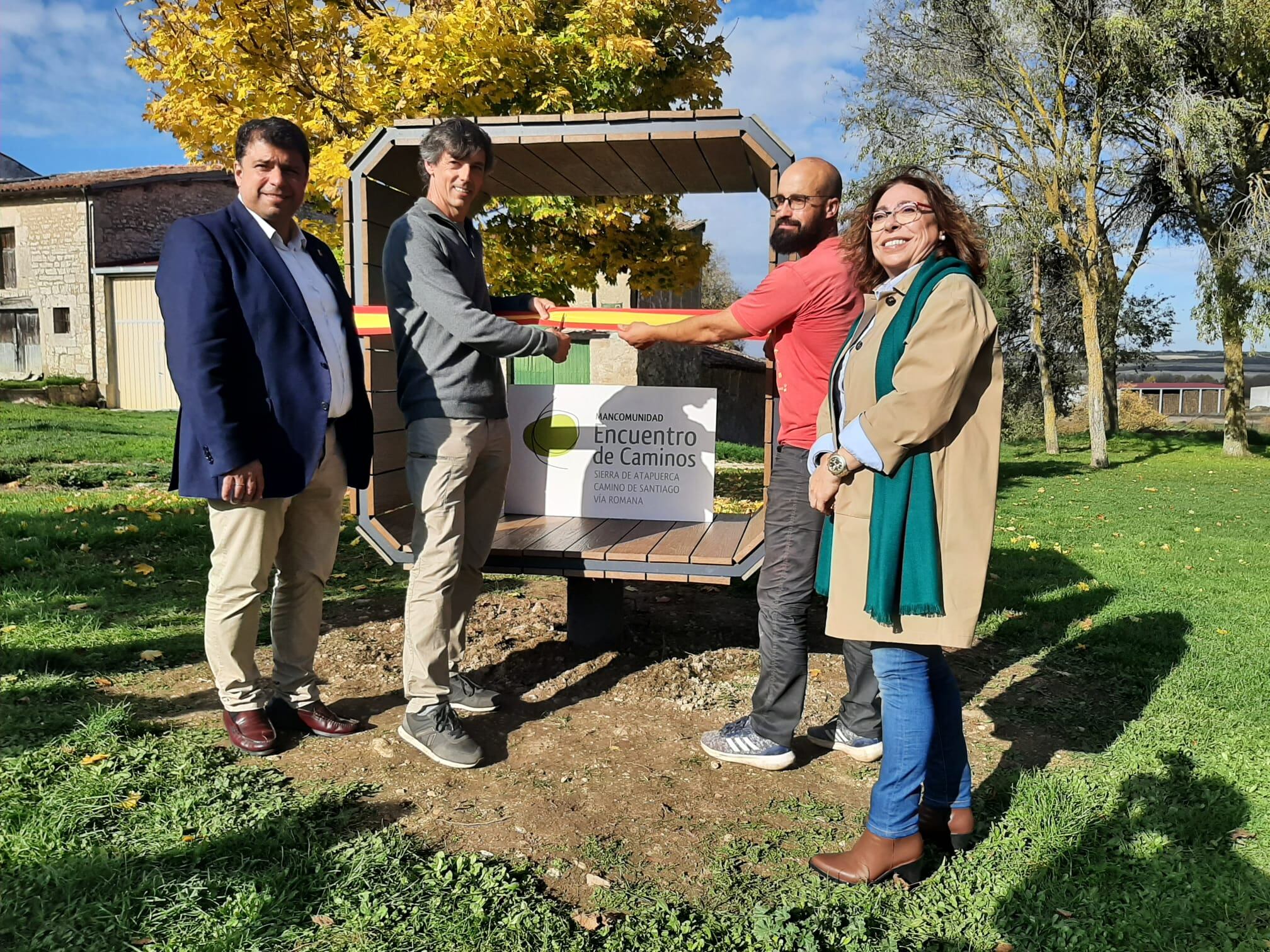 De izda a dcha: Carlos Gallo, presidente de Sodebur, Rafael Solaguren, presidente de la Mancomunidad, José Carlos Bravo, alcalde de Olmos de Atapuerca u Raquel Contreras, diputada de Cultura