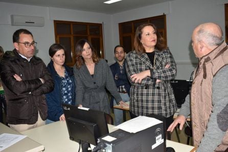 Un profesor del centro explica algunos aspectos a la consejera