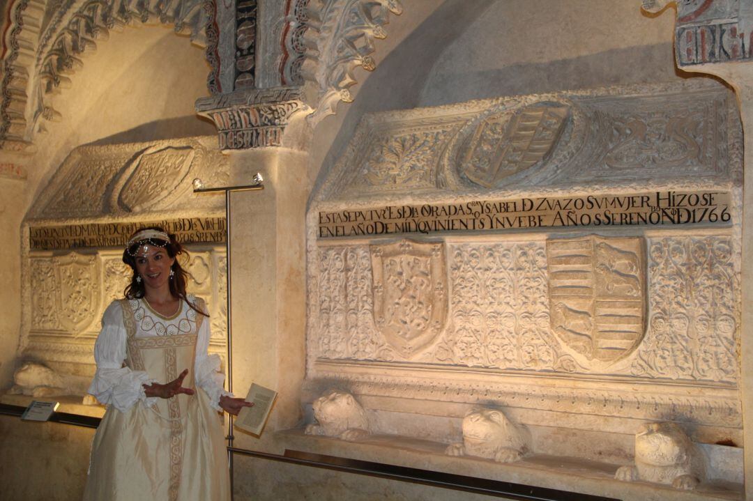 Un momento de la ruta teatralizada realizada durante el verano de 2020 en Cuéllar en la iglesia de San Esteban