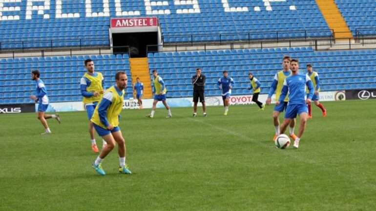 Álvaro García en el entrenamiento de la primera plantilla, en el Rico Pérez