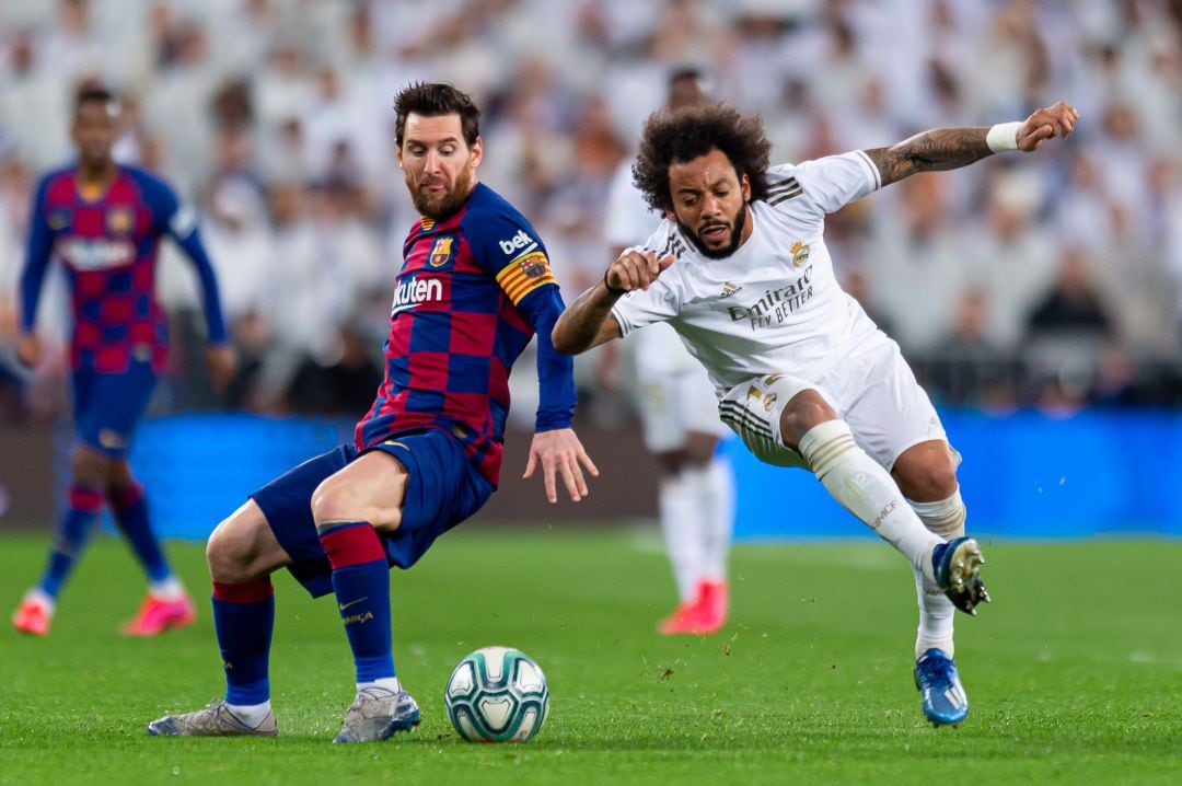 Messi y Marcelo, en plena carrera