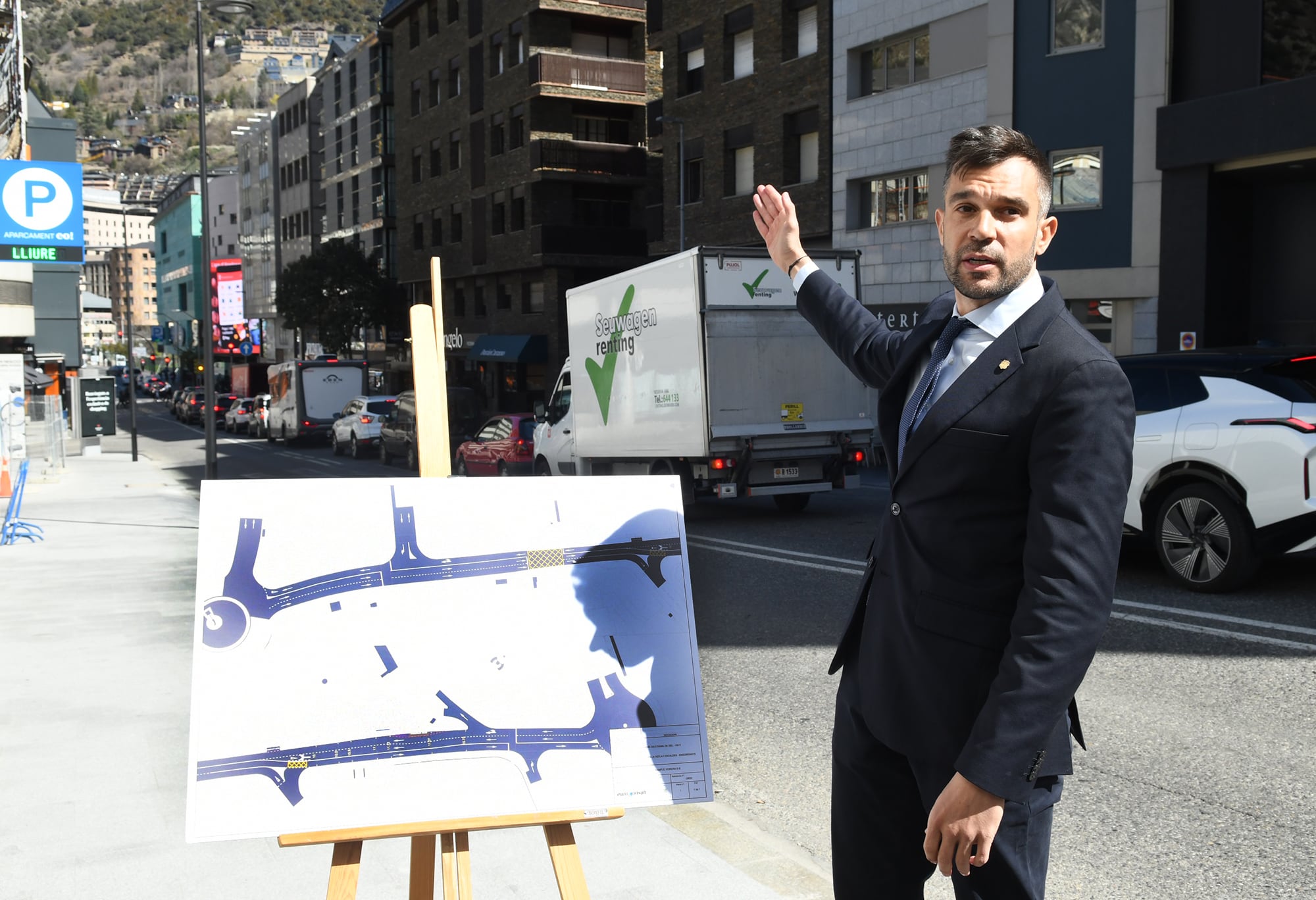 El secretari d'Estat de Mobilitat, David Forné, mostrant com quedarà el carrer de la Unió després de la reforma
