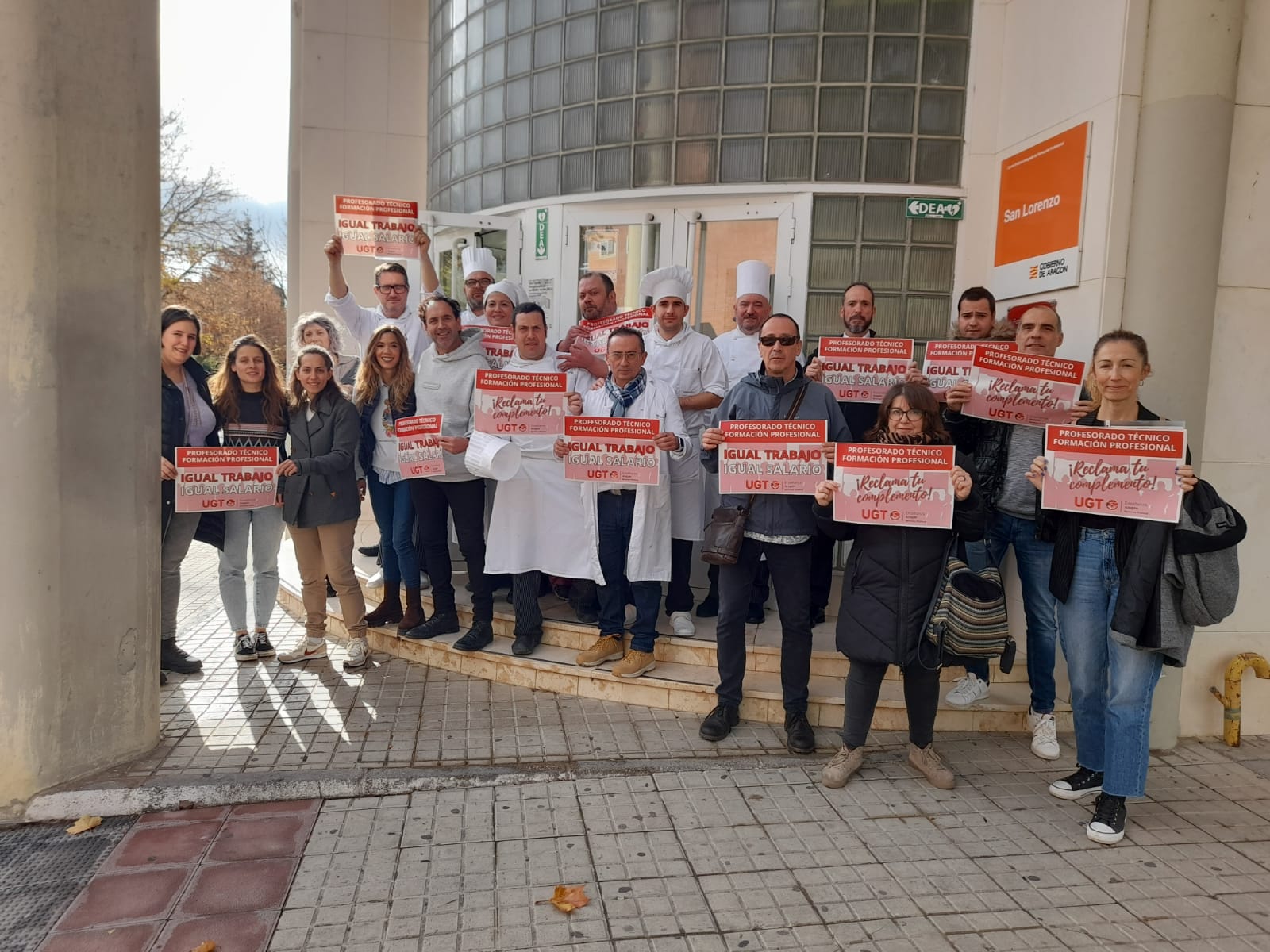 Concentración de profesores de FP ante las puertas de la Escuela de Hostelería