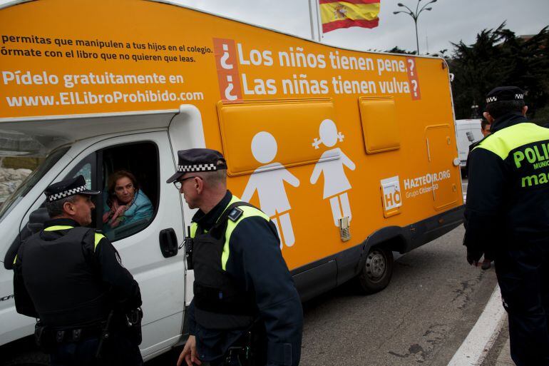 Imagen del autobús Hazte Oir con el lema &quot;Los niños tienen pene. Las niñas tienen vulva. Que no te engañen. Si naces hombre, eres hombre. Si eres mujer seguirá siéndolo&quot;