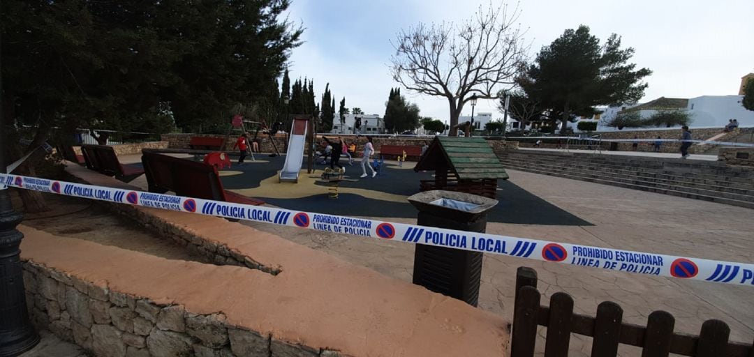 Imagen de un parque precintado siendo utilizado por varias familias