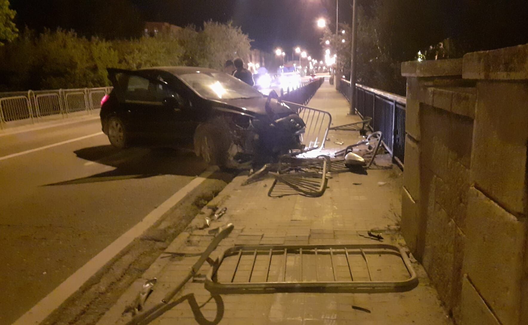 El vehículo siniestrado en el lugar del accidente