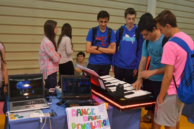 Estudiantes en la Feria de la Tecnología.