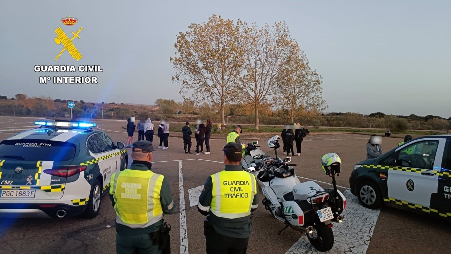 Agentes de la Guardia Civil de Tráfico, junto a las jugadoras del equipo de rugby femenino a las que transportaba el conductor ebrio - GUARDIA CIVIL