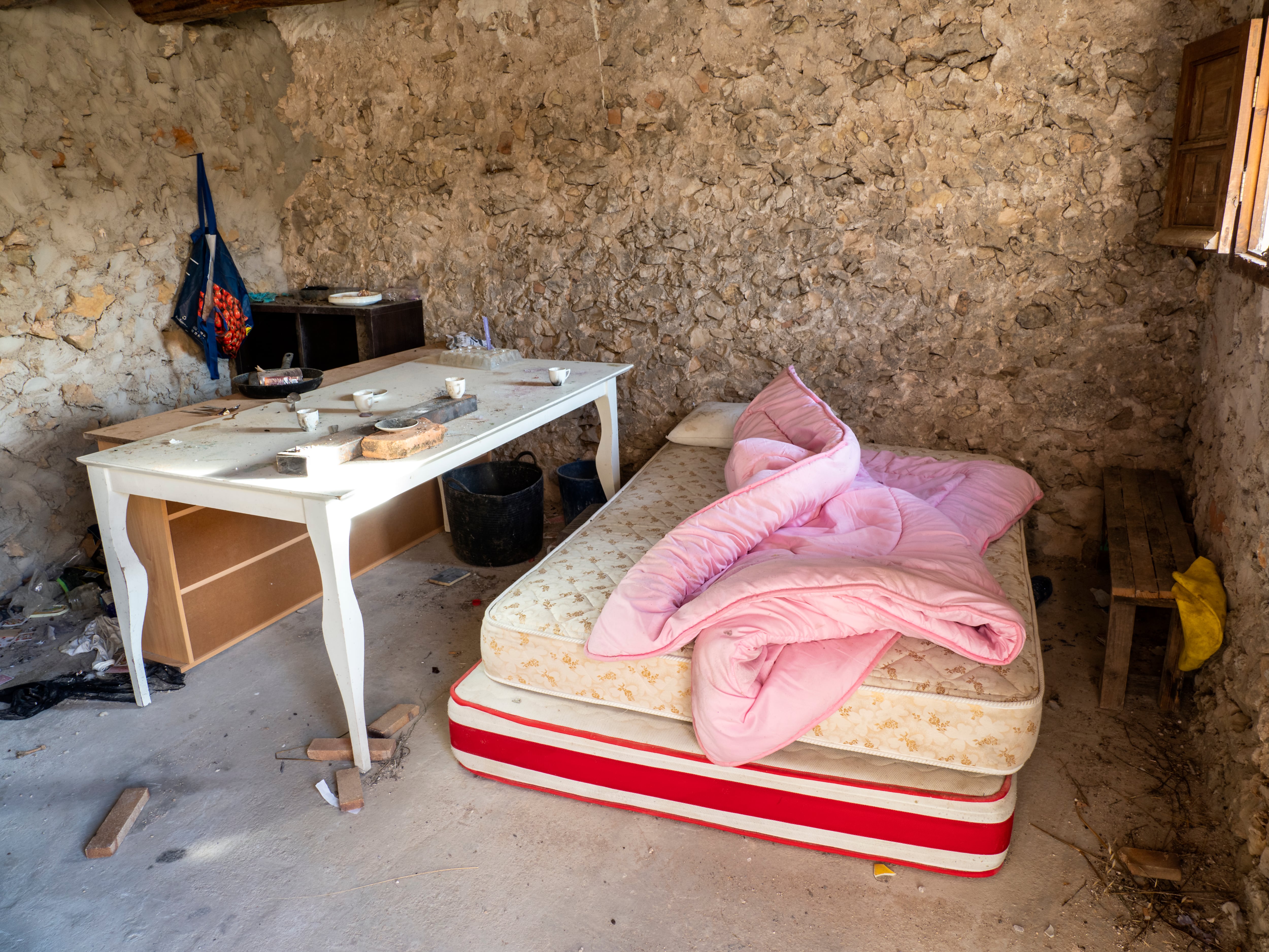 Interior de una vivienda abandonada en el pueblo valenciano Bocairent