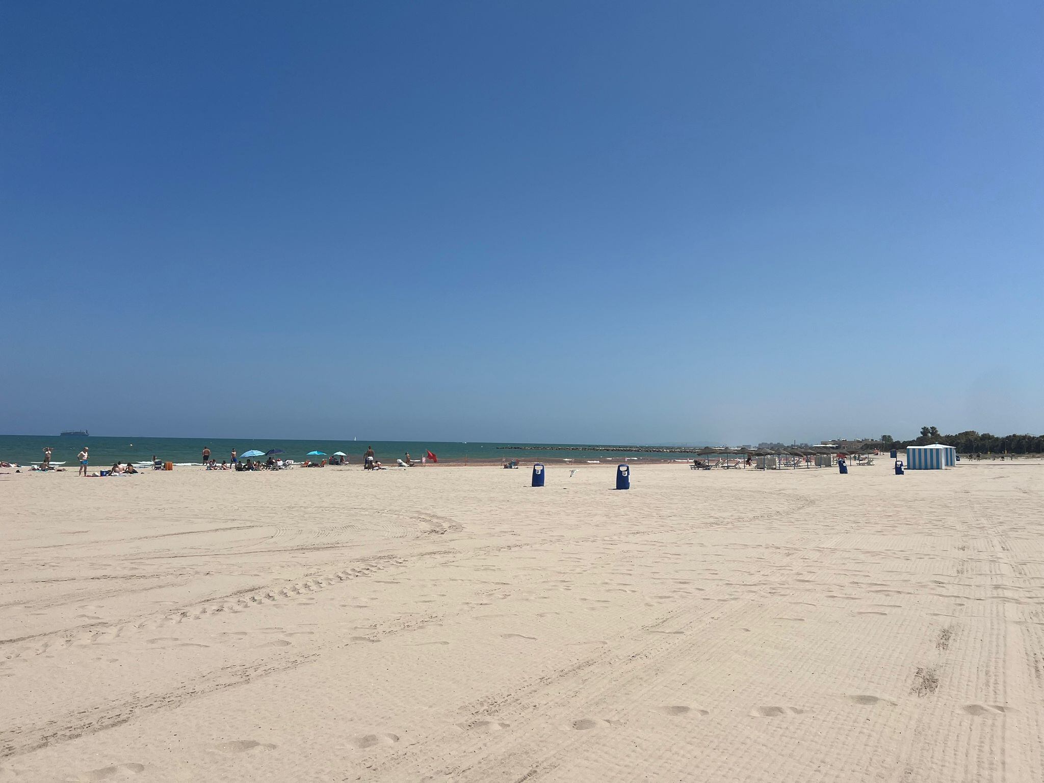 Parte de la playa de Pinedo de València sigue acordonada en vísperas de la Noche de San Juan