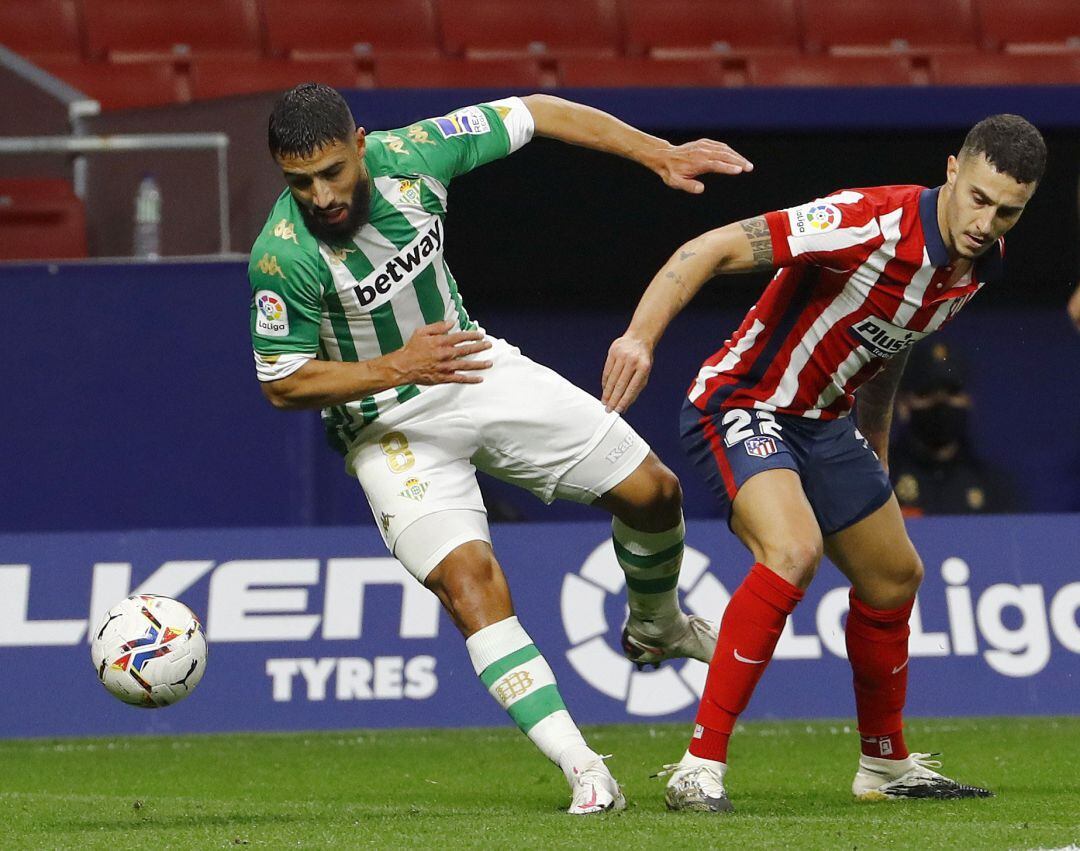 GRAF7269. MADRID.- El defensa del Atlético de Madrid Mario Hermoso (d) persigue el balón junto a Nabil Fekir, del Real Betis, durante el partido de la séptima jornada de Liga que Atlético de Madrid y Real Betis juegan hoy sábado en el Wanda Metropolitano. EFE Ballesteros.