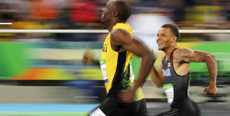 De Grasse mira con admiración a Bolt durante una carrera el pasado verano en Río de Janeiro