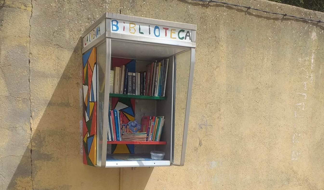 Vieja cabina telefónica de Ribatajada (Cuenca) donde ahora hay una biblioteca.