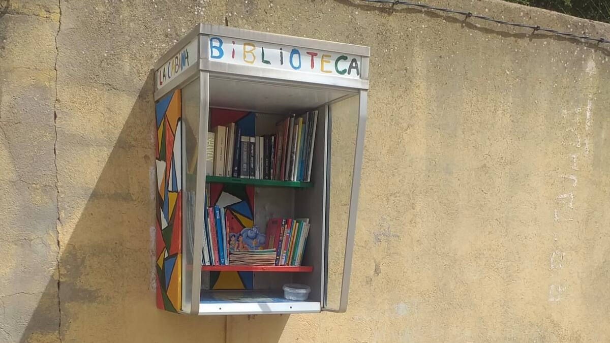La biblioteca más pequeña de Cuenca está en una vieja cabina de teléfonos